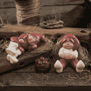 Amalie og Mikkel med træbalje med æbler Klarborg nisse