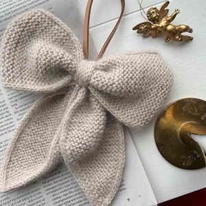 December Bow fra PetiteKnit, No 4 + Silk Mohair garnpakke (uden opskrift)