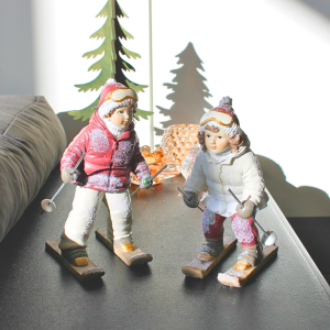 Julepynt, julebørn på ski, Jens & Vilde, polyresin - 15x20 cm