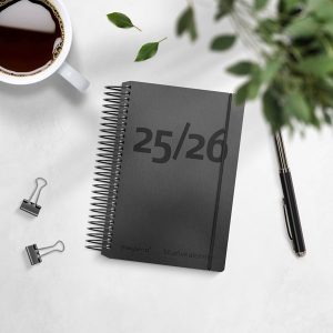 Mayland Studie Mini dagkalender sort genbrugskarton 2025/2026