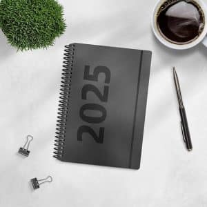 Mayland A6 ugekalender højformat matsort karton 2025