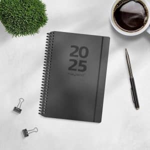 Mayland A6 ugekalender tværformat matsort karton 2025